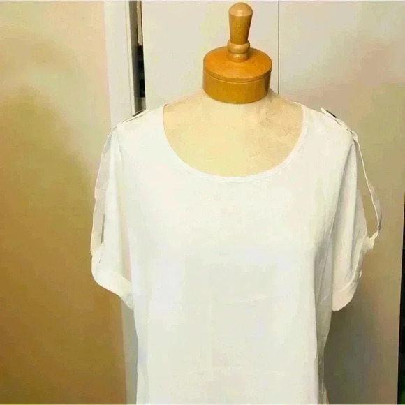 Bloomchic NWT White Rounded Neckline Faux Tab Sleeves with Button Detail Size 12 - Picture 2 of 12
